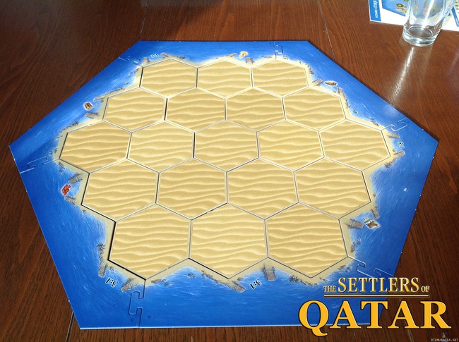 Catan lautapelin uusi versio - Settlers of Qatarissa on muutama autiomaalaatta enemmän kuin normaalissa pelissä
