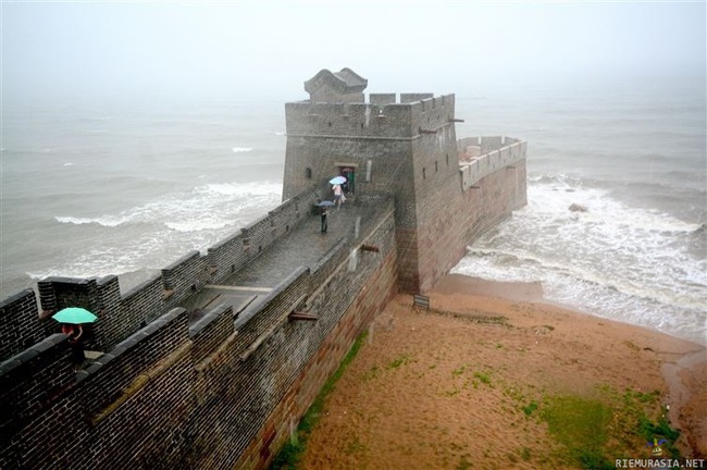 Kiinan  muurin kärki - Kiinan muuri päättyy mereen