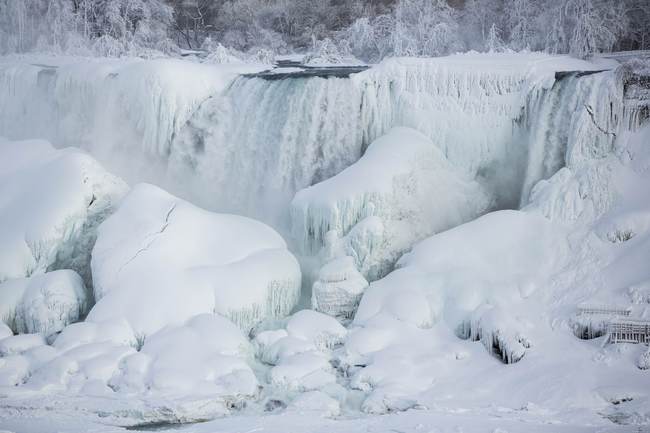 Niagaran putoukset - Talvi on ollut niin kylmä että Niagraran putouksetkin ovat vetäneet jäähän suurilta osin