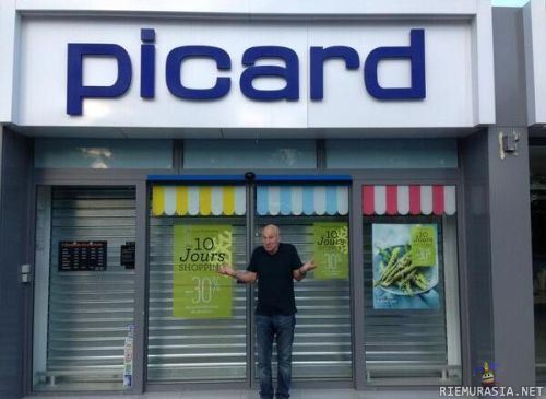 Jean-Luc Picard - Patrick Stewart poseeraa sopivasti nimetyn kaupan edessä.