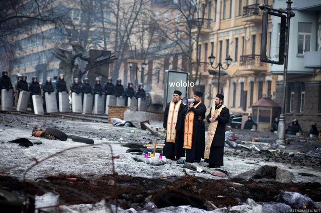 Sillävälin Ukrainassa - Papit käännyttämässä joukkoja puolelleen