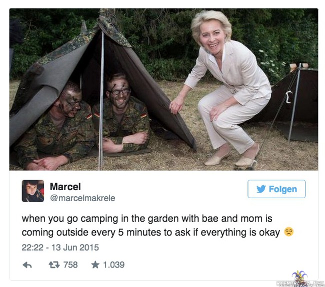 Pojat telttailemassa - Äiti tulee tarkastamaan että onko kaikki hyvin takapihalla