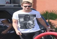 Kuva, jossa Ryan Goslingilla on paita, jossa Macaulay Culcinilla on paita, jossa on kuva Ryan Goslingista, jolla on paita, jossa on kuva Macaulay Culcinista