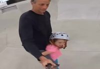 Tony Hawk skeittaamassa tyttärensä kanssa