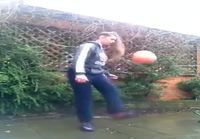 Tyttö kikkailee pallon kanssa