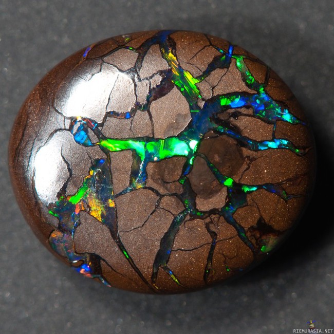 Opaali - On muuten hienon näköinen kivi