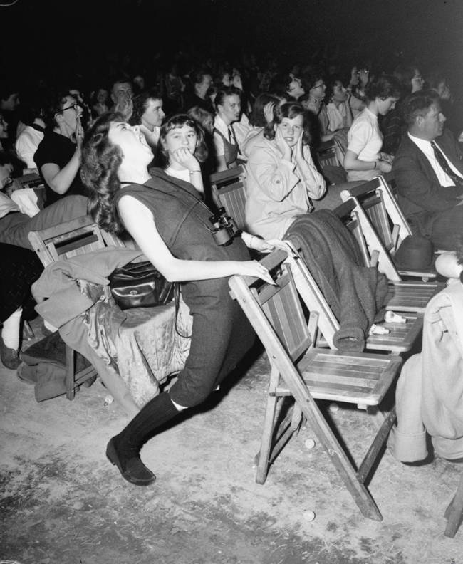 Teinityttö Elviksen  konsertissa 1957 - Taustalla ilmiselvästi enemmän Johnny Cash fani.