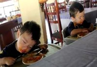 Lapset nukahtavat kesken ruokailun