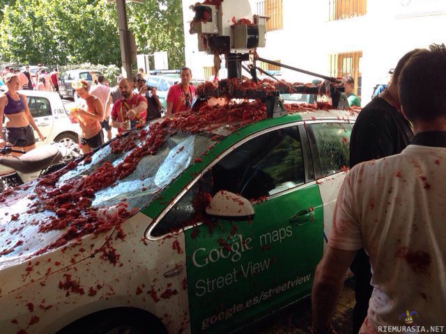 Googlen auto tomaattisodan keskellä - Googlen kartta-auto sattui ajelemaan Espanjan Tomatina festivaalien aikana  jolloin ihmiset heittelevät toisiaan tomaateilla