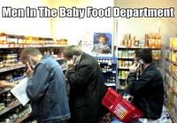 Isät ostamassa ruokaa vauvoille