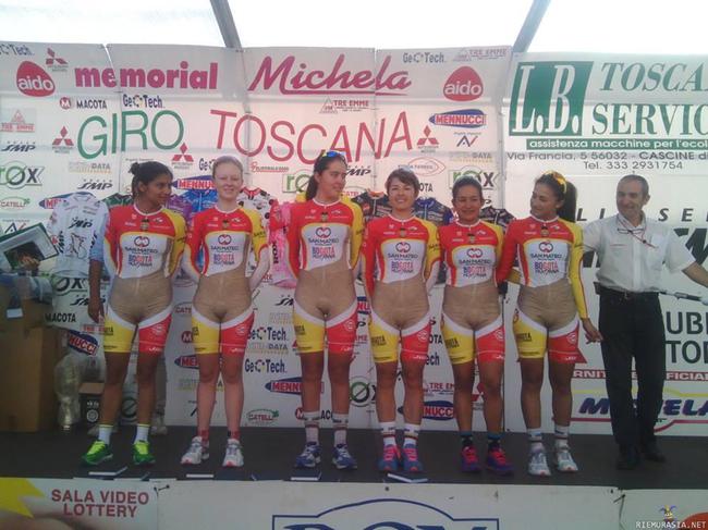 Kolumbian naisten pyöräilymaajoukkueen uusi asuste - En ole muotiasiantuntija, mutta hieman erikoinen asu.