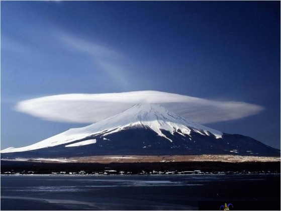 Amazing cloud above the mountain - Erikoisesti pilvi jääny ton vuoren ympräille