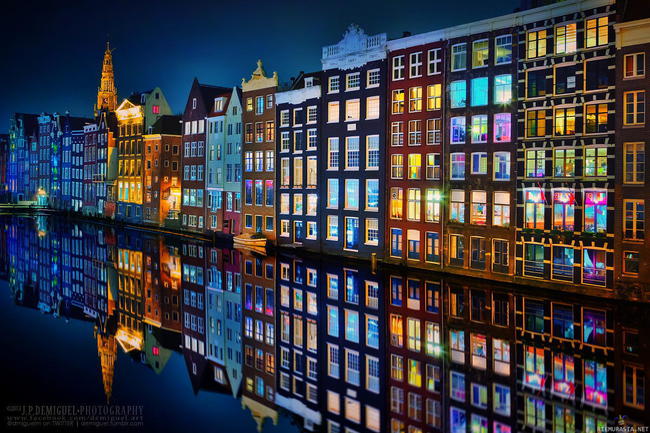 Amsterdam yöllä - värisävyjä on taatusti korostettu kuvankäsittelyohjelmalla, muttei anneta sen häiritä
