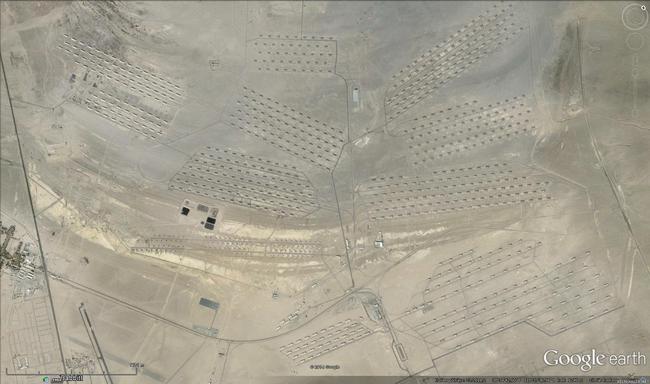 Hawthorne Army Depot - Maailman suurimmaksi sanottu asevarikko. Kuvassa vain pieni osa alueesta. 2427 bunkkeria, säilytystilaa 56 hehtaaria, varikon pinta-ala 590 neliökilometriä.
https://www.google.com/maps/@38.534739,-118.530807,33953m/data=!3m1!1e3

