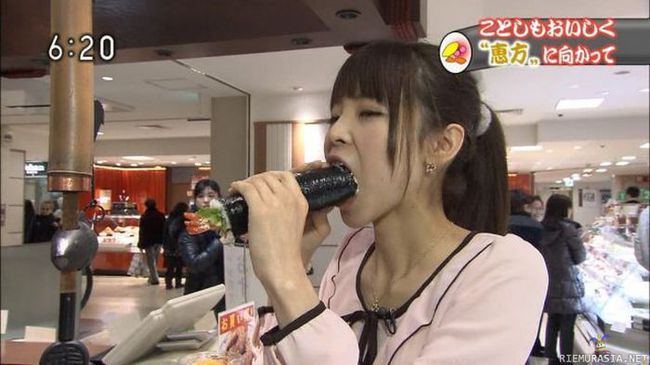 Sushia naamaan - Japanialainen tyttö hotkii sushia huuleen antaumuksella
