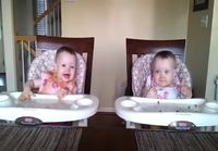 11-kuukautta vanhat kaksoset