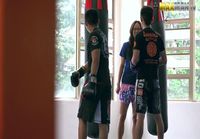 Naisten Muay Thai mestari esittää nörttityttöä ja pieksee salin opettajat