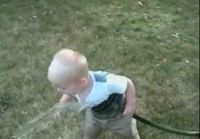 Lapsi juo vettä