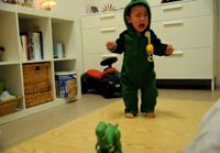 vauva pelkää dinosaurus lelua
