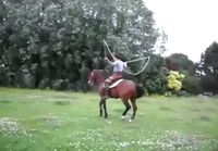 Hevonen hyppää hyppynarua