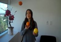 Ellen Page jongleeraa