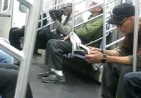 Mies nuolee kenkää metrossa