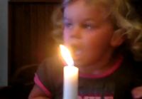 Syntymäpäiväsankari puhaltaa kynttilän