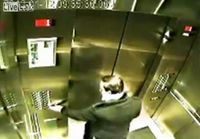 Mies ja koira menee hissiin