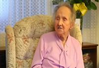 100-vuotias pelaa Nintendo DS:ää