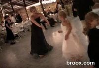 Äiti ja lapsi tanssimassa