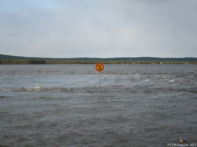Moottoriajoneuvolla ajo kielletty - Tästä merkistä eteenpäin ei saa ajaa moottoriajoneuvolla Ounasjoella Rovaniemellä.