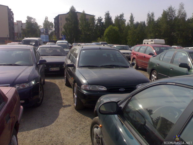 Parkkeerausta Tampereelta - että näin tänään, kiva lähtee töistä kotiin (mondeo) ja takana olevan pösön
vieressä on myös auto. Ylläri että ainakin meikäläisen auton eteen oli nainen
parkkeerannu :D