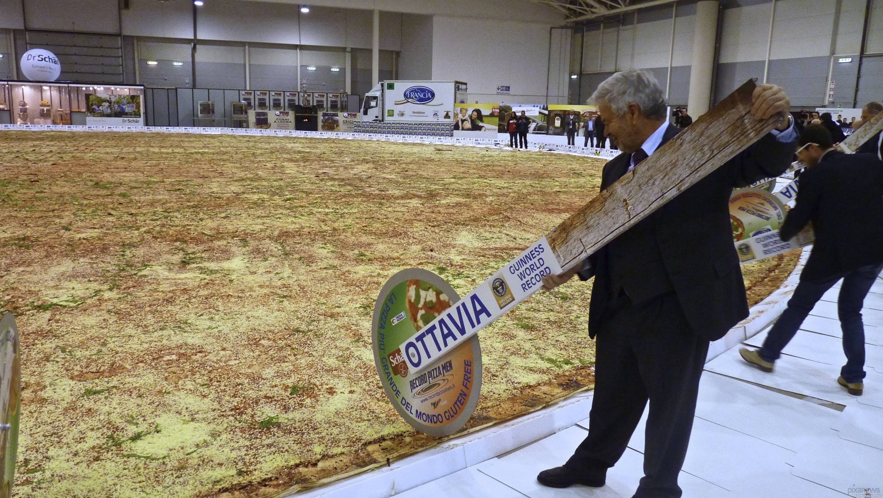 World largest. Рекордов Гиннесса самая большая пицца. Самая большая пицца в мире книга рекордов Гиннесса. Самая большая пицца в мире рекорд. Гигантская пицца в мире.