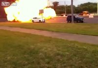 Auto räjähtää kuin elokuvissa
