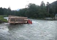 Tukkirekka ylittää joen