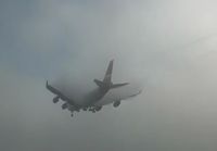 Lentokone sumuiselta taivaalta