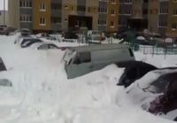 Auton etsimistä lumessa