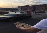 Paavi saa pitsaa