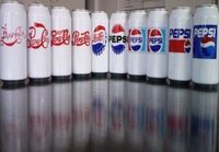 Pepsin logot tölkeissä.