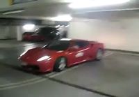 Ferrarilla parkkihallissa