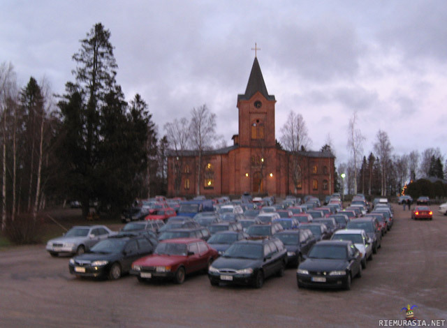 Tiivis parkkeeraus tapa kirkolla - Jouluaatto Isonkyrön kirkolla