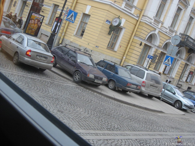 Pysäköinitä Pietarissa - Isossa kaupungissa saa ilmeisesti pysäköidä minne huvittaa ?!?!