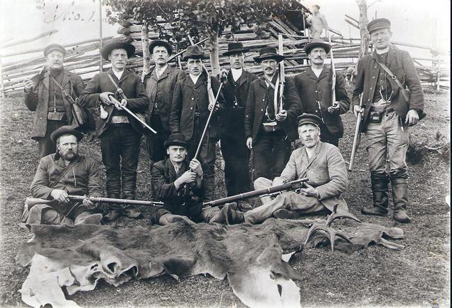 Hirviporukka vuodelta 1910 - Alajärveläinen hirviporukka vuodelta 1910
