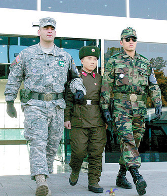 Sotilaissa eroja? - Vasemmalta oikealle, Amerikkalainen, Pohjois-Korealainen ja Etelä-Korealainen.