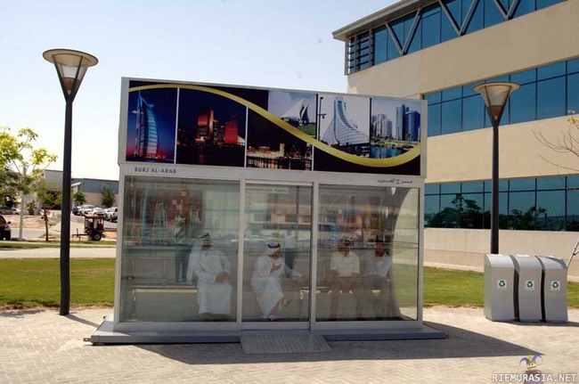 Bussipysäkki - Ilmastoitu bussipysäkki Dubaissa
