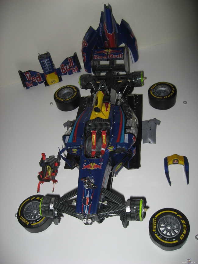 Red Bull RB7 - Pauls F1: kilpa-autoja paperista... Eikun tekemään perässä. http://paulsf1.wordpress.com/