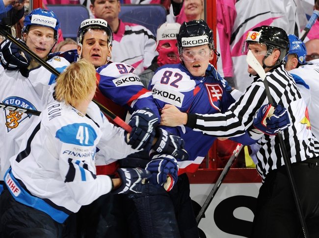 Pihlström vs. T_A_U_K_K_I - Suomi-Slovakia pelin 2. erän päättymisen jälkimeininki.