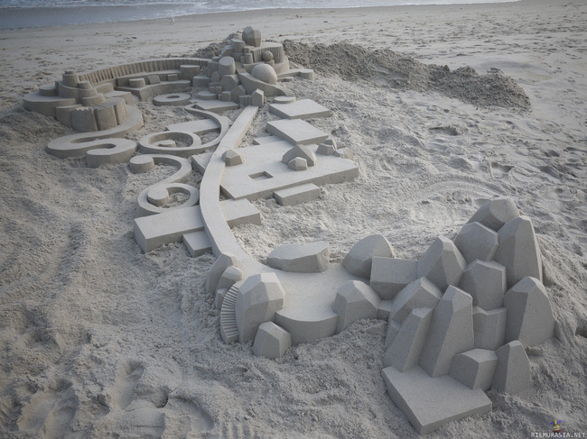 Hiekkalinna - Calvin Seibert ottaa hiekkalaatikolla leikkimisen vähän vakavammin http://www.thisiscolossal.com/2014/02/new-geometric-sandcastles-from-calvin-siebert/