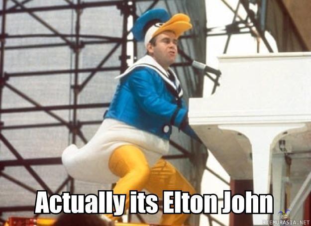 Elton John soittelee - accualy is dolan