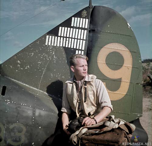 Suomalainen lentäjä-ässä Hasse Wind - Tässä SA-kuvassa on luutnantti Hans Wind, Mannerheimristin ritari, kuuluisa hävittäjälentäjämme, joka on kuvan ottohetkellä ampunut alas 33 1/2 viholliskonetta. Sodan lopussa  pudotusmäärä oli 74 vihollisen konetta. Hänelle myönnettiin Mannerheiminristi toistamiseen 1944.